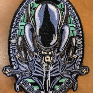 Alien ovale geborduurde patch