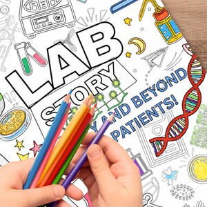 Può includere: Una pagina di un libro da colorare con le parole "LAB STORY" e "BEYOND PATIENTS!" è tenuta da una persona. La pagina presenta disegni al tratto di attrezzature di laboratorio, un filamento di DNA e altre illustrazioni scientifiche. Un fascio di matite colorate di vari colori è tenuto nella mano della persona.