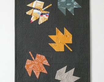 Herbstlaub Tischläufer Quilt Anleitung: Modernes Ahornblatt Design (PDF Download)