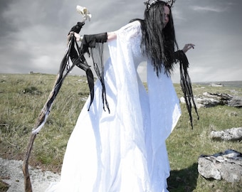 De Fall of Isolde-jurk - een middeleeuwse elfenheksenjurk van katoen en kant van Moonmaiden Gothic Clothing - op maat gemaakt - invoerrechten voor de EU en de VS betaald.