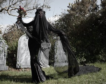 Velo de la Catedral de Yharnam: un velo gótico de brujas espeluznante inspirado en Bloodborne, de Moonmaiden Gothic Clothing.