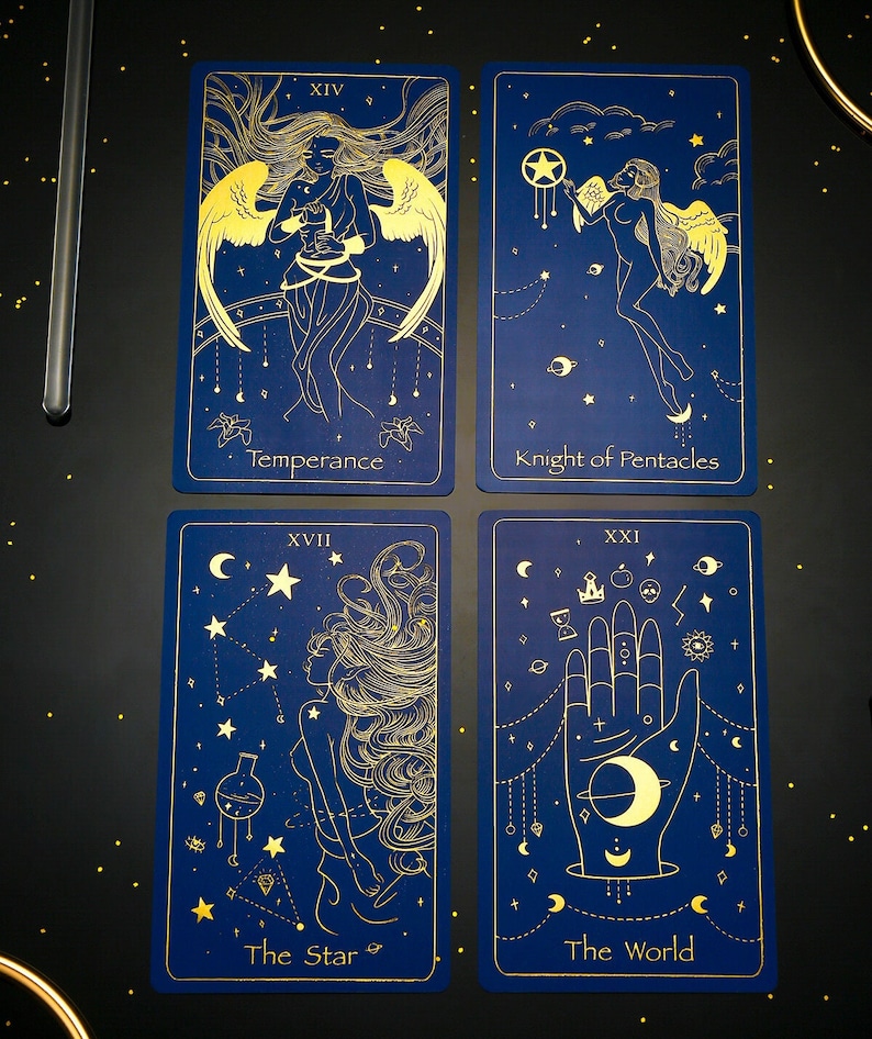 Pode incluir: Quatro cartas de tar&ocirc; com designs em folha de ouro sobre um fundo azul escuro. As cartas s&atilde;o Temperan&ccedil;a, Cavaleiro de Pent&aacute;culos, A Estrela e O Mundo.