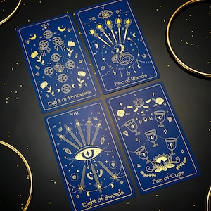 Pode incluir: Quatro cartas de tar&ocirc; com desenhos de folha de ouro em um fundo azul escuro. As cartas s&atilde;o: Oito de Pent&aacute;culos, Cinco de Paus, Oito de Espadas e Cinco de Copas.
