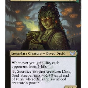 Op de afbeelding: Dina, Ziel van Zielen, een groene en witte Magic: The Gathering kaart met een dryade-druïde die een beker vasthoudt. De kaarttekst luidt: "Wanneer je levens punten wint, verliest elke tegenstander 1 levens punt. 1, Offer een ander wezen: Dina, Ziel van Zielen krijgt +X/+0 tot het einde van de beurt, waarbij X de kracht is van het geofferde wezen."