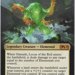 Può includere: Una carta di creatura elementare verde e arancione del gioco Magic: The Gathering. La carta è intitolata "Omnath, Locus of the Roil" e ha una forza di 3 e una resistenza di 3. Il testo della carta recita: "Quando Omnath, Locus of the Roil entra in gioco, infligge danno a qualsiasi bersaglio pari al numero di Elementali che controlli. Ogni volta che una terra entra in gioco sotto il tuo controllo, metti un segnalino +1/+1 su una creatura Elementale bersaglio che controlli. Se controlli otto o più terre, pesca una carta."