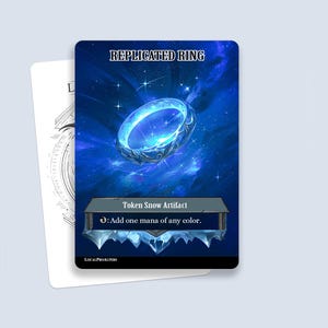 Puede incluir: Un anillo azul y plateado con un fondo estrellado. La carta dice "Anillo Replicado" y "Ficha Artefacto Nieve". El texto debajo dice "Añadir una mana de cualquier color."