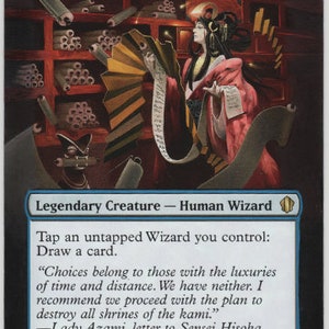 Può includere: Una carta di Magic: The Gathering con Azami, Signora dei Rotuli, una leggendaria maga umana con uno schema di colori blu, bianco e nero. La carta raffigura Azami in piedi in una stanza piena di rotoli, tenendo un ventaglio e un rotolo. Il testo della carta recita: "Tappa un mago non tappato che controlli: Pesca una carta. "Le scelte appartengono a coloro che hanno il lusso del tempo e della distanza. Non abbiamo né l'uno né l'altro. Raccomando che procediamo con il piano per distruggere tutti i santuari dei kami." -Lady Azami, lettera a Sensei Hisoka 0/2"