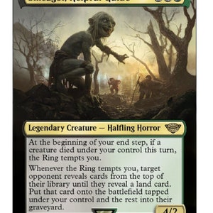 Könnte beinhalten: Eine grüne, schwarze und goldene Magic: The Gathering Karte mit einer Kreatur namens "Sméagol, Hilfreicher Führer". Die Karte zeigt eine kleine, grüne Kreatur mit großen Augen und einem breiten Maul. Der Kartentext lautet: "Legendäre Kreatur - Halbling-Horror. Zu Beginn deines Endschritts, wenn eine Kreatur unter deiner Kontrolle in diesem Zug gestorben ist, versucht der Ring dich zu verführen. Wann immer der Ring dich verführt, wählt ein Gegner aus, der Karten von der Oberseite seiner Bibliothek aufdeckt, bis er eine Länderkarte aufdeckt. Lege diese Karte getappt auf das Schlachtfeld unter deine Kontrolle und den Rest auf seinen Friedhof. 4/2."