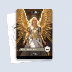 以下が含まれることがあります： 天使のトークンカードで、白と金でできており、上部に「ANGEL」と、下部に「Token Creature Angel 4/4 Flying」と書いてあります。