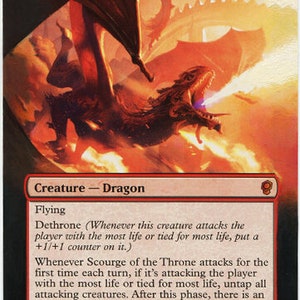 Op de afbeelding: Een fantasy trading card met een rode draak die vuur spuit. De kaart heet "Scourge of the Throne" en heeft een kracht en uithoudingsvermogen van 5/5. De kaarttekst beschrijft de vaardigheden van de draak, waaronder "Dethrone" en "Whenever Scourge of the Throne attacks for the first time each turn, if it's attacking the player with the most life or tied for most life, untap all attacking creatures. After this phase, there is an additional combat phase."