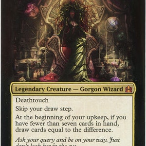 Könnte beinhalten: Eine Magic: The Gathering Karte mit Damia, Weiserin des Steins, einer Gorgonen-Zauberin mit Todesberührung. Die Karte hat grüne, schwarze und blaue Manakosten und eine Stärke und Widerstandsfähigkeit von 4/4. Der Kartentext lautet: "Todesberührung. Überspringe deinen Ziehschritt. Zu Beginn deines Upkeeps, wenn du weniger als sieben Karten auf der Hand hast, ziehe Karten, die der Differenz entsprechen. Stelle deine Frage und mach dich auf den Weg. Schau ihr nur nicht in die Augen."