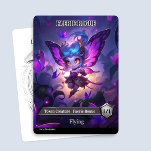 Puede incluir: Un token de juego de cartas de fantasía que presenta una hada púrpura y azul con alas, volando en un entorno de bosque. El texto de la carta dice "Faerie Rogue" y "Token Creature Faerie Rogue 1/1 Flying".