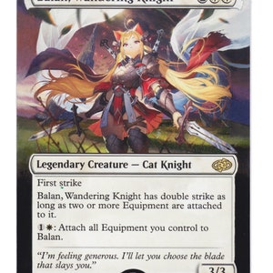 Pode incluir: Um cartão de jogo de fantasia com uma cavaleira felina com cabelo loiro e um traje vermelho e preto. O cartão é intitulado "Balan, Cavaleiro Errante" e tem força e resistência de 3/3. O texto do cartão diz: "Primeiro ataque. Balan, Cavaleiro Errante tem ataque duplo enquanto tiver dois ou mais Equipamentos anexados a ele. 1*: Anexe todos os Equipamentos que você controla a Balan. "Estou me sentindo generoso. Vou deixar você escolher a lâmina que o mata."