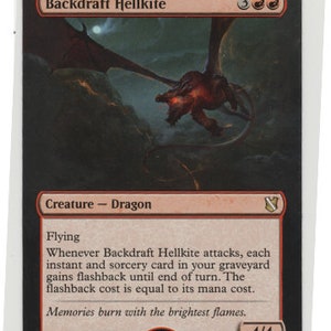 Peut inclure: Une carte Magic: The Gathering avec un dragon, "Backdraft Hellkite." La carte est rouge et noire, avec le texte "Créature - Dragon" et "Vol." La force et l'endurance de la carte sont de 4/4.