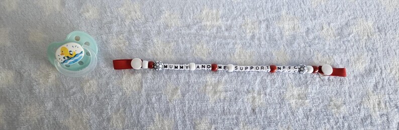 Clip para chupete inspirado en Nottingham Forest, juego, llavero, regalo, bebé, regalo, Mummy and Me Support