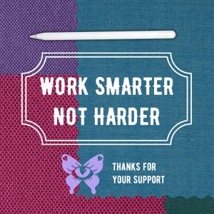 K&ouml;nnte beinhalten: Ein wei&szlig;er Eingabestift &uuml;ber einem wei&szlig; umrandeten Rahmen mit dem Text WORK SMARTER NOT HARDER. Unter dem Rahmen befindet sich eine hellviolette Schmetterlingsgrafik und der Text THANKS FOR YOUR SUPPORT, vor einem mehrfarbigen Stoffhintergrund.