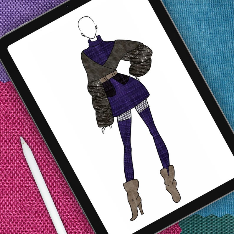 K&ouml;nnte beinhalten: Eine digitale Modeillustration auf einem Tablet-Bildschirm zeigt eine Figur in einem violetten karierten Rollkragenkleid, einem dunkelbraunen Wickeloberteil, volumin&ouml;sen, dunkel texturierten &Auml;rmeln, einem braunen G&uuml;rtel, Netzstr&uuml;mpfen und beigen Stiefeln mit Absatz.