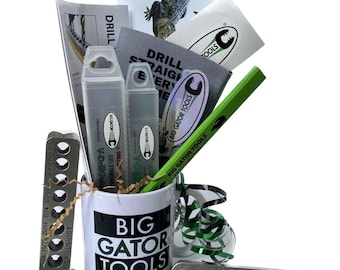Op de afbeelding: Een cadeaupakket met gereedschap van Big Gator Tools. De mand bevat een mok met het bedrijfslogo, boorgeleiders, potloden en stickers. De gereedschappen zijn gemaakt in de VS en bevatten een verscheidenheid aan maten en afmetingen.