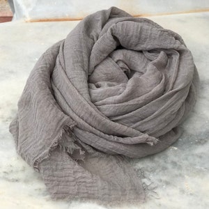 Bufanda de lino natural gris claro, bufanda unisex, para hombre o mujer, para todas las estaciones, lino puro, artículo de tendencia, bufanda con flecos, idea de regalo, accesorios