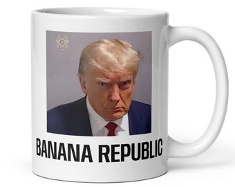 Caneca Trump Mug Shot, Caneca Banana Republic, Caneca Trump Inocente, Justiça em Duas Camadas, Antiestablishment, Anti Progressista, Prisão de Trump, Caneca