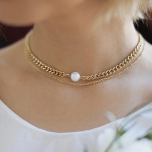 Layered Gold Chain Necklace with Pearl Charm – Modern Minimalist Statement Jewelry for Everyday & Special Occasions