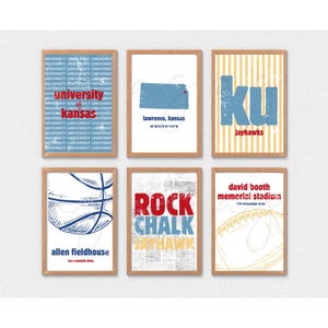 Op de afbeelding: Zes ingelijste prints met een sportthema. De prints bevatten tekst en afbeeldingen gerelateerd aan de Universiteit van Kansas, waaronder het woord "University" en de staat Kansas. Andere prints bevatten een basketbal, een voetbal en de woorden "Rock Chalk Jayhawk."