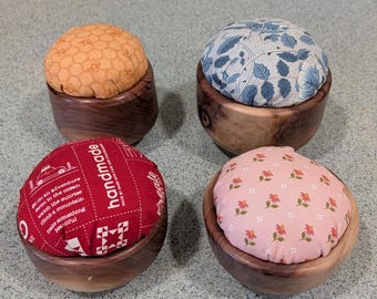 Gedrechseltes Nadelkissen aus Holz