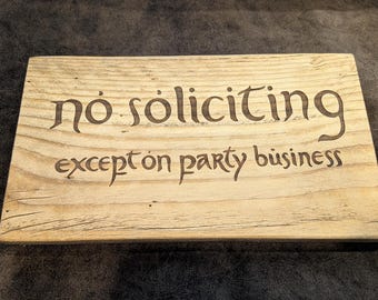 Letrero rústico de madera: «Prohibida la solicitación, excepto para asuntos de fiestas».