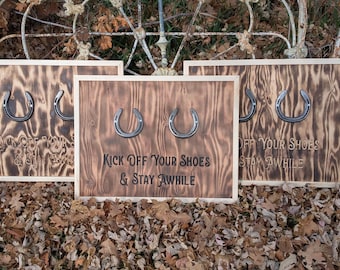Rustikales Holzschild mit Holzrahmen - Kick Off Your Schuhe and Stay Awhile