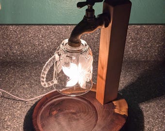 Upcycled Messing-Wasserhahn-Lampe mit Teetassen-Lampenschirm - Ahorn & Walnuss Artisan Light