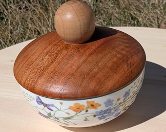Handgedrechselter Holzdeckel-Salzstreuer, Blumenkeramik-Gewürzschwein
