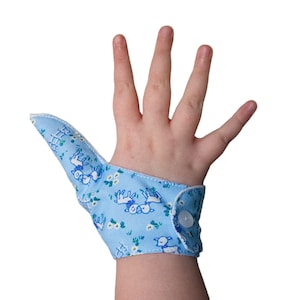 Thumb guard to end thumb-sucking habits with minimal fuss.  Babies and toddlers can pull this off. Extra cuff available separately.