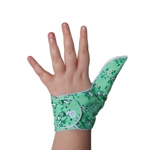 Thumb guard to end thumb-sucking habits with minimal fuss.  Babies and toddlers can pull this off. Extra cuff available separately.