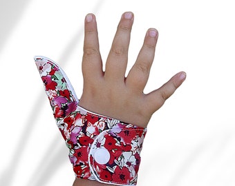 Thumb guard to stop children thumb sucking. Help to avoid malocclusions .Poppy themed fabric . May be pulled off by babies and toddlers.