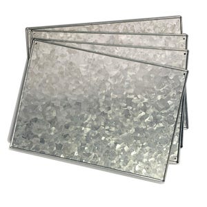 Puede incluir: Un conjunto de cuatro letreros de metal plateado con una superficie texturizada. Los letreros son rectangulares y tienen un borde ligeramente elevado.