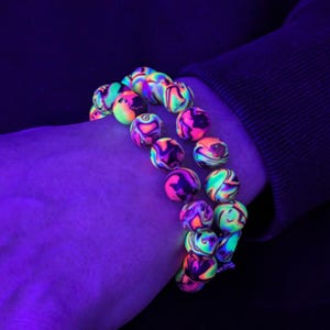 UV Beaded Bracelet, Psychedelic Rainbow Pattern, Trippy Friendship Bangle image 3