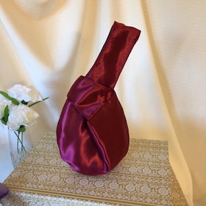 Bolso de mano con nudo japonés color burdeos y granate. Bolso de noche sencillo y elegante para novias, bodas, damas de honor y fiestas. Cartera de satén.