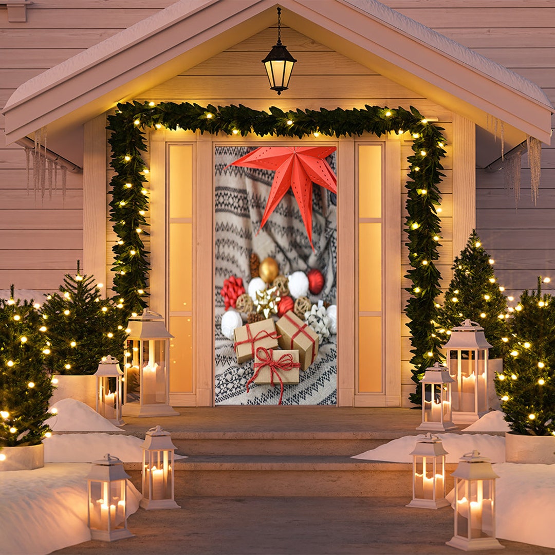 Idea di decorazione del portico di natale. ingresso di casa con porta rossa  decorata per le vacanze.