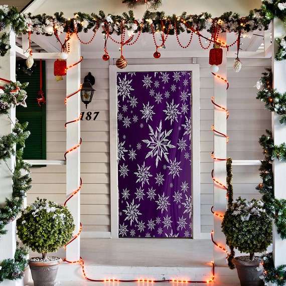 Idea di decorazione del portico di natale. ingresso di casa con porta rossa  decorata per le vacanze.