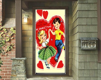 Può includere: Una decorazione per porta in stile vintage con una coppia di cartoni animati che ballano all'interno di un cuore rosso. La ragazza indossa un vestito a quadri verdi e il ragazzo una camicia gialla. Il testo recita "Our hearts beat W. DANCE TIME!" con cuori rossi.