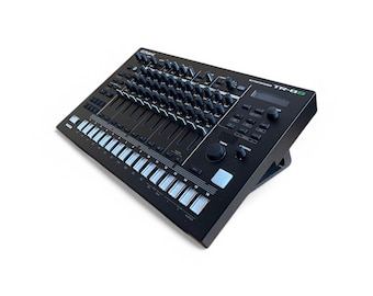 Roland TR8S Rhythm Performer デスクトップスタンド | 3Dプリント 
