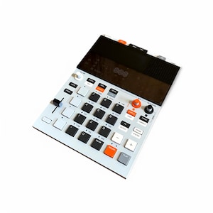 以下が含まれることがあります： 白とグレーのサンプルで、オレンジ色のボタンと黒い画面が付いています。画面には「888」という文字が表示されています。