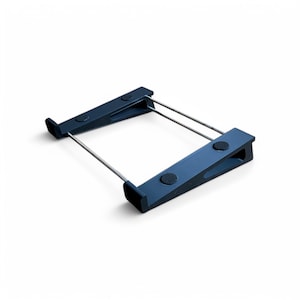 Puede incluir: Un soporte para portátil de color azul oscuro con dos barras de metal. El soporte tiene un ligero ángulo para elevar el portátil.