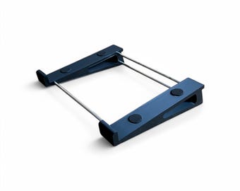 Puede incluir: Un soporte para portátil de color azul oscuro con dos barras de metal. El soporte tiene un ligero ángulo para elevar el portátil.
