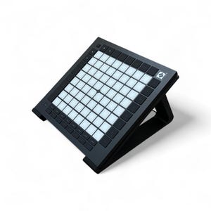 Suporte para controlador MIDI Novation Launchpad Pro MK3 | Suporte para controlador MIDI impresso em 3D | Cold Earth Industries