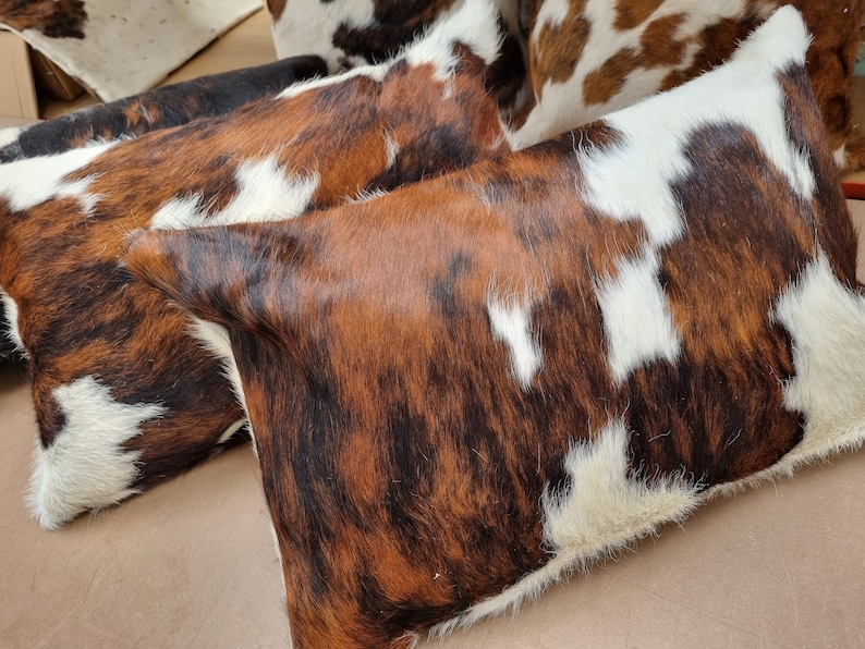Funda de cojín/almohada de piel de vaca tricolor - ¡Hecha a mano y disponible en varios tamaños! imagen 8