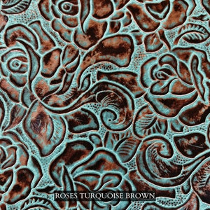 Op de afbeelding: Close-up van turquoise leer met een bruin reli&euml;fpatroon van rozen. De tekst "ROSES TURQUOISE BROWN" is zichtbaar onderaan de afbeelding.