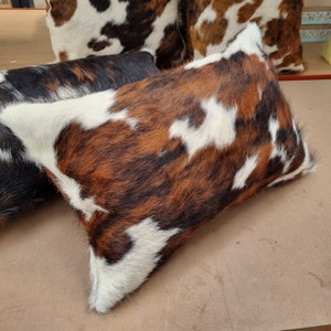Funda de cojín/almohada de piel de vaca tricolor - ¡Hecha a mano y disponible en varios tamaños! imagen 5