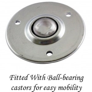 Pu&ograve; includere: Una rotella in metallo argentato con un cuscinetto a sfera. La rotella &egrave; dotata di tre fori di montaggio. "Fitted With Ball-bearing castors for easy mobility" &egrave; scritto sotto l'immagine.