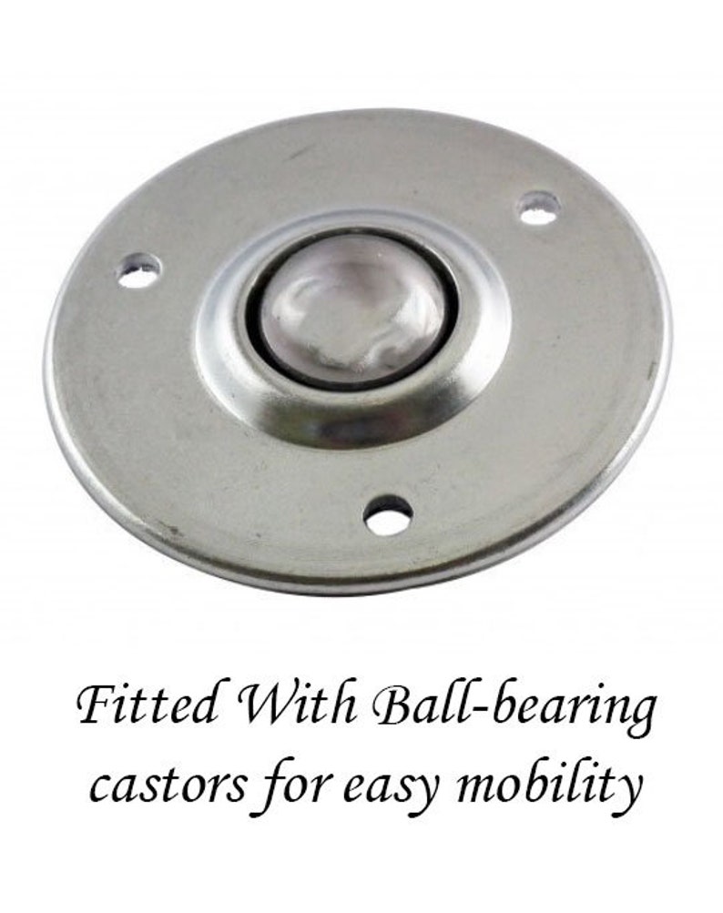 Pu&ograve; includere: Una rotella in metallo argentato con un cuscinetto a sfera. La rotella &egrave; dotata di tre fori di montaggio. "Fitted With Ball-bearing castors for easy mobility" &egrave; scritto sotto l'immagine.